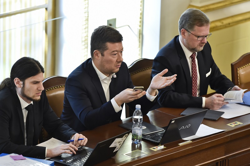 Katastrofální paskvil, hodnotí poslanci návrh SPD o referendu.