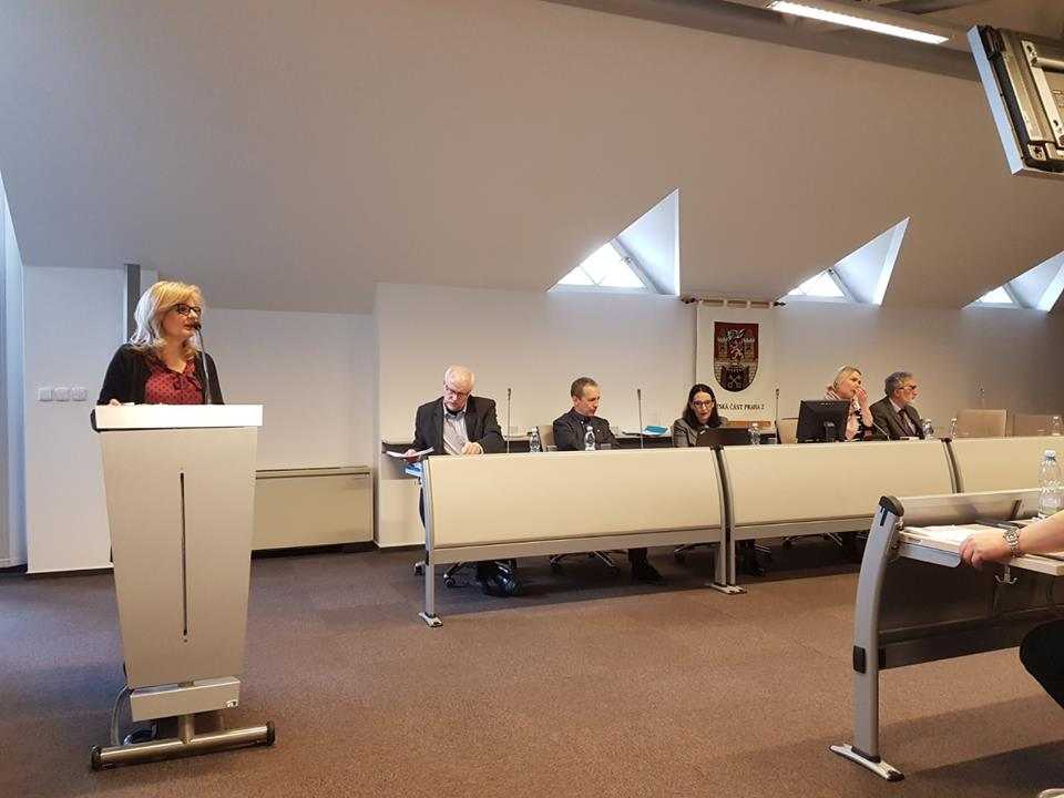 Dusno v Praze: na zastupitelstvu padla facka, polévalo se vodou.