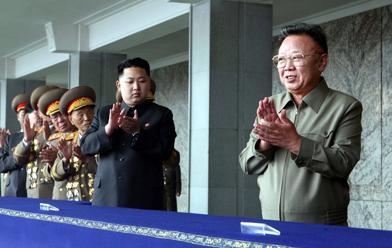 Kim Čong-un a jeho zesnulý otec Kim Čong-il (vpravo) Kim Čong-un a jeho zesnulý otec Kim Čong-il (vpravo)