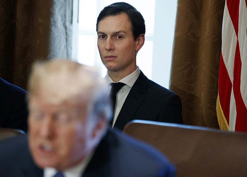 Jared Kushner, v popředí americký prezident Donald Trump.