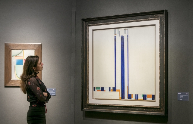Za 1 808 750 liber, tedy 52,3 milionu korun, se 27. února 2018 v londýnské aukční síni Christie's vydražila olejomalba Františka Kupky s názvem Série C III. Élévations (na snímku). Za 1 808 750 liber, tedy 52,3 milionu korun, se 27. února 2018 v londýnské aukční síni Christie's vydražila olejomalba Františka Kupky s názvem Série C III. Élévations (na snímku).