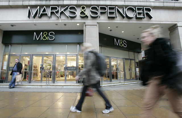 Marks & Spencer platí ženám v průměru o 12,7 procenta méně než mužům.