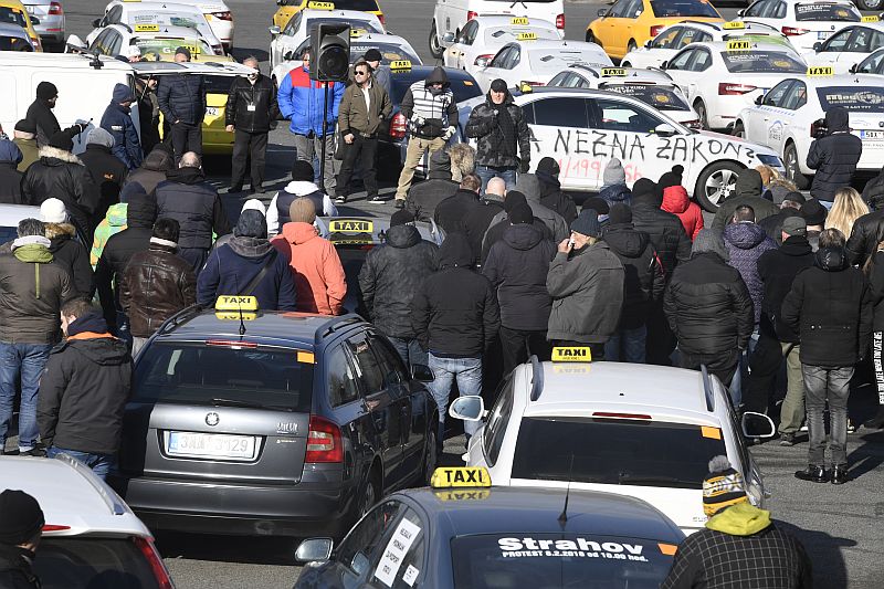 Taxikáři na pražském Strahově.