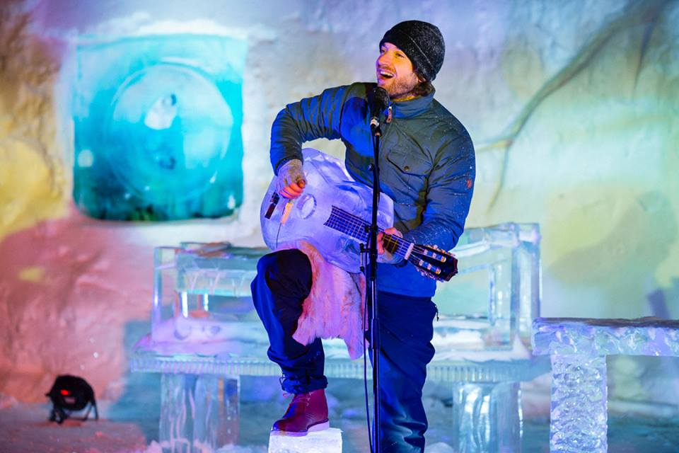 Hudebníci hrají na ledové nástroje v rámci Ice Music Festivalu.