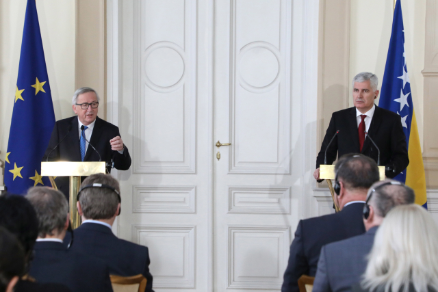 Předseda EK Jean-Claude Juncker a předseda bosenské vlády Dragan Covic.