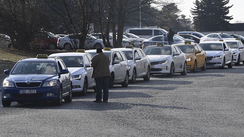 Protesty taxikářů proti alternativním přepravním službám typu Uber.