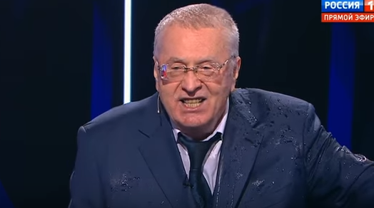 Vladimir Žirinovskij byl za urážky soupěřky politý vodou. Vladimir Žirinovskij byl za urážky soupěřky politý vodou.