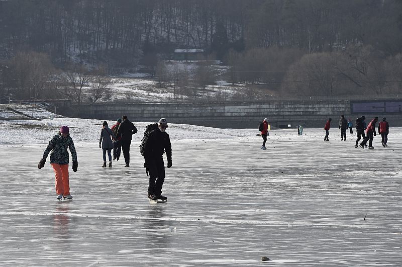 Lidé bruslí 28. února 2018 na zamrzlé Brněnské přehradě. Lidé bruslí 28. února 2018 na zamrzlé Brněnské přehradě.