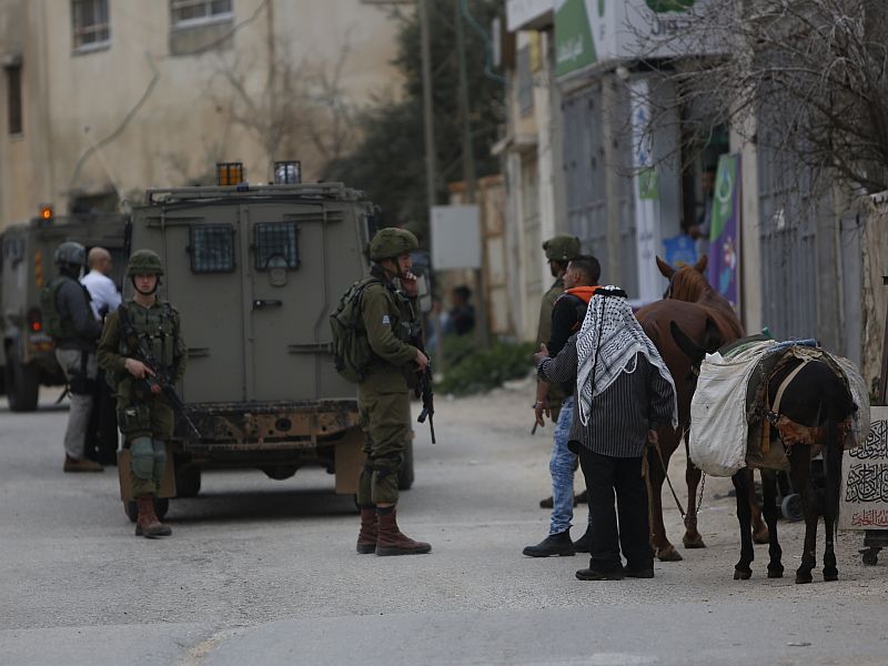 Hlídka izraelských vojáků pátrá po palestinském útočníkovi v osadě Ariel na Západním břehu Jordánu.
