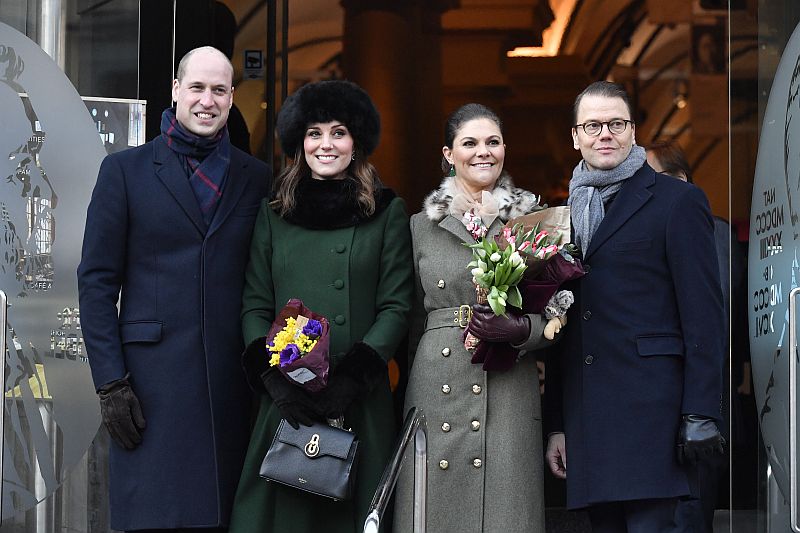 Princ Willam (vlevo) a vévodkyně Kate (vedle něj) během návštěvy Švédska. Na snímku dále jsou švédská korunní princezna Viktorie a princ Daniel.