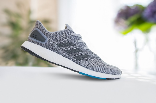 Charakteristické tři pruhy značky Adidas.