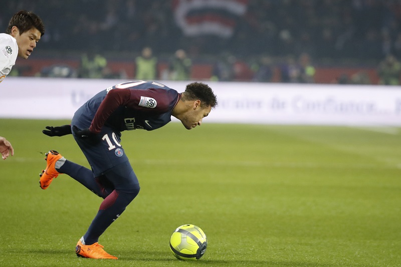 Brazilský fenomen Neymar bude chybět kolem tří měsíců.