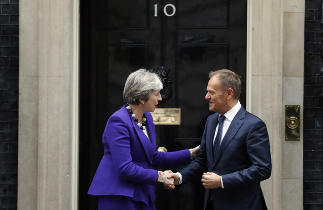 Britská premiérka Theresa Mayová a předseda Evropské rady D. Tusk.