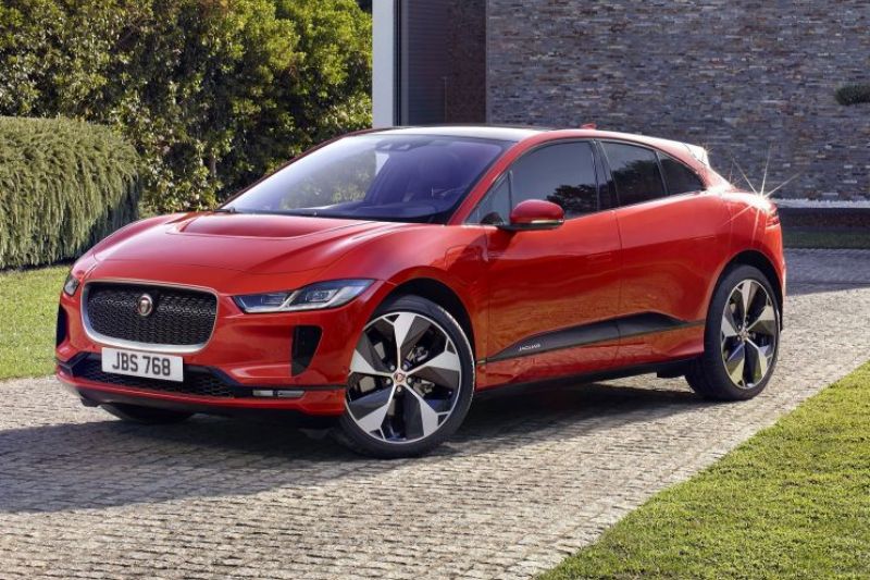 I-Pace disponuje elegantní siluetou středně velkého SUV. 