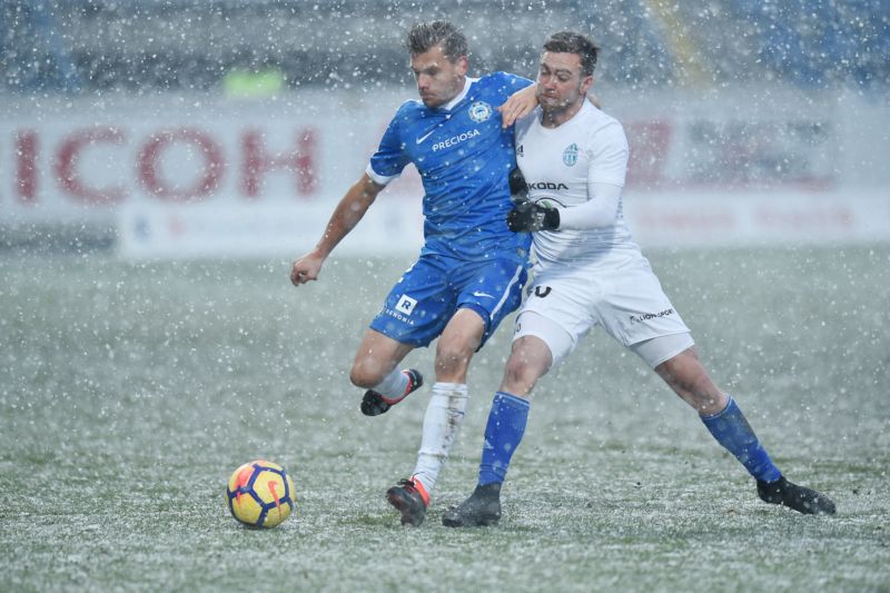 Terén na ostravském stadionu není pro ligový fotbal způsobilý (ilustrační foto). 