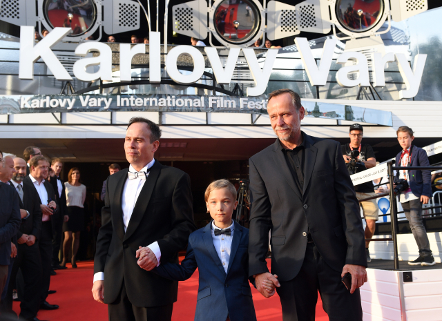 Zleva režisér Václav Kadrnka a herci Matouš John a Karel Roden na slavnostním uvedení filmu Křižáček na 52. mezinárodním filmovém festivalu Karlovy Vary. Zleva režisér Václav Kadrnka a herci Matouš John a Karel Roden na slavnostním uvedení filmu Křižáček na 52. mezinárodním filmovém festivalu Karlovy Vary.