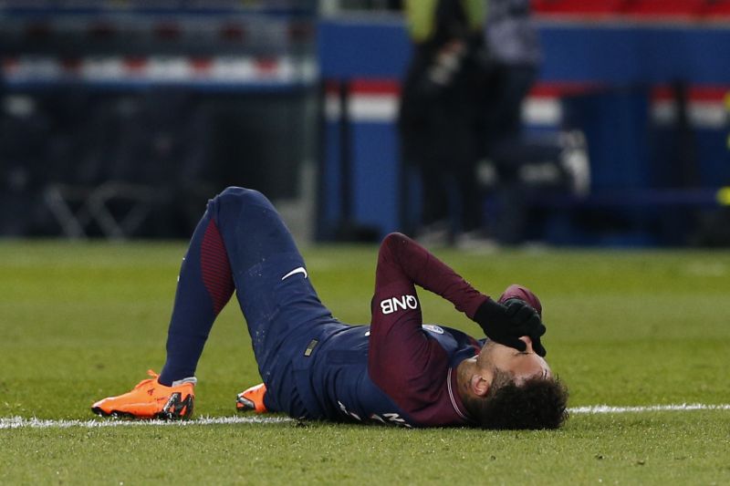 Neymara čeka podle předběžných odhadů až tříměsíční pauza. 