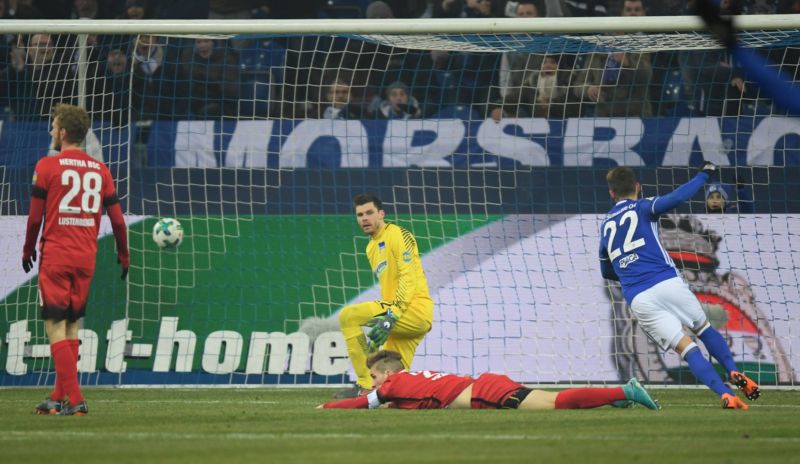 Schalke se díky výhře posunulo na druhé místo. Schalke se díky výhře posunulo na druhé místo.