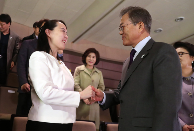 Jihokorejský prezident Mun Če-in (vpravo) s Kim Jo-čong, sestrou severokorejského vůdce Kim Čong-una. Jihokorejský prezident Mun Če-in (vpravo) s Kim Jo-čong, sestrou severokorejského vůdce Kim Čong-una.