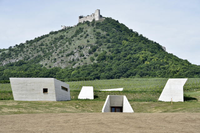 Archeopark v Pavlově a zřícenina hradu Děvičky.
