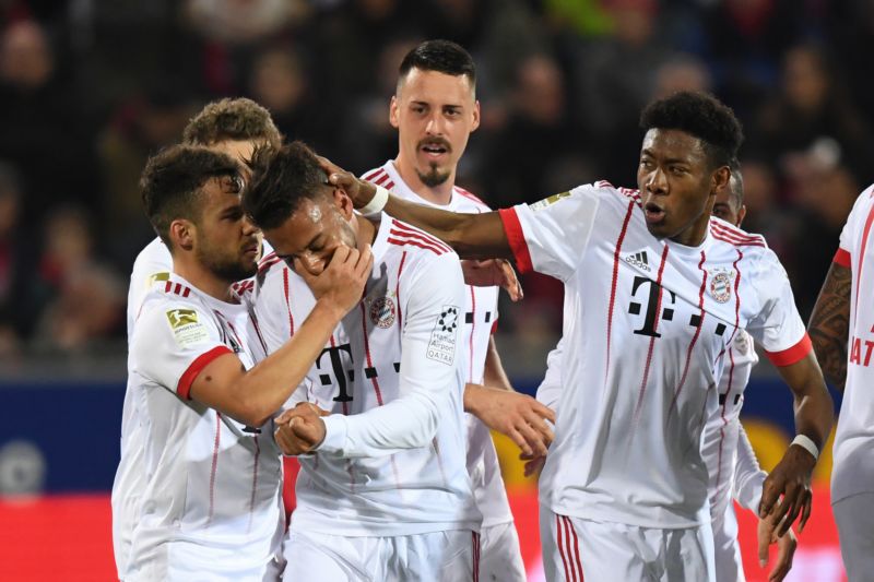 Fotbalisté Bayernu radující se po gólu do sítě Freiburgu.