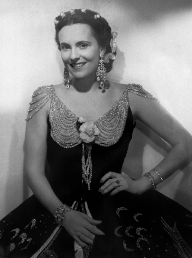 Sopranistka Jarmila Novotná v titulní roli Verdiho opery " La Traviata "- snímek pořízený v muzeu J. Novotné v Litni.