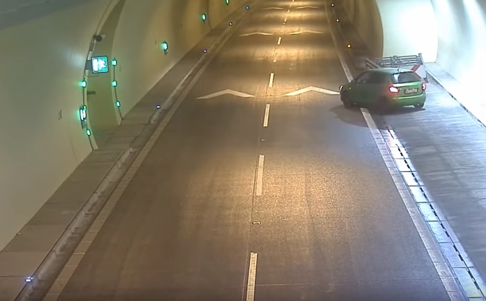 Řidič fabie šokoval svou nebezpečnou jízdou v tunelu Považský Chlmec na Slovensku.