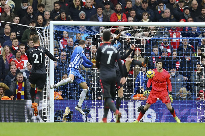 Fotbalisté Arsenalu prohráli i v Brightonu, kde dvakrát chyboval Petr Čech.