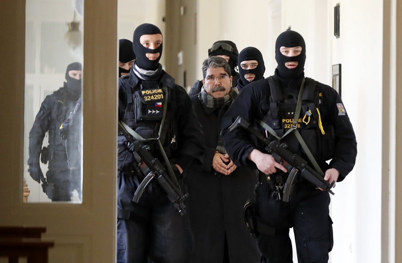 Sálih Muslim Muhammad v doprovodu policie Sálih Muslim Muhammad v doprovodu policie
