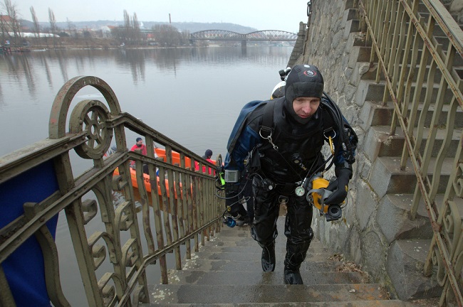 V Praze zasahovali policejní potápěči.