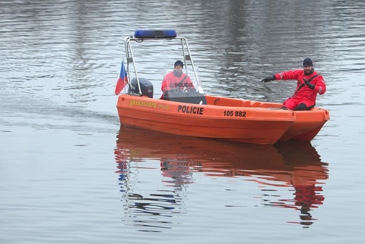 Policie v Praze pod Vyšehradem od dnešního rána prohledává dno Vltavy.