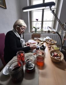 Hana Šmikmátorová (na snímku) je držitelkou titulu Mistr tradiční rukodělné výroby Kraje Vysočina.