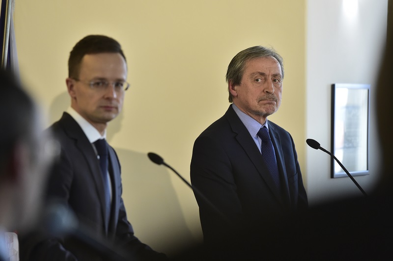 Ministr zahraničí v demisi Martin Stropnický (vpravo) přijal 1. února 2018 v Praze maďarského ministra zahraničí a obchodu Pétera Szijjárta.
