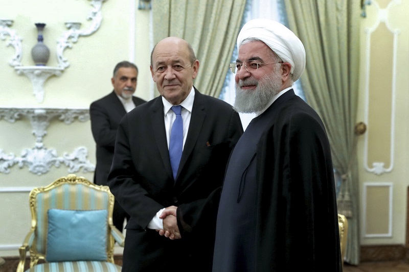 Íránský prezident Hassan Rouhani (vpravo) s francouzským ministrem zahraničí Jeanem-Yvesem Le Drianem. Íránský prezident Hassan Rouhani (vpravo) s francouzským ministrem zahraničí Jeanem-Yvesem Le Drianem.