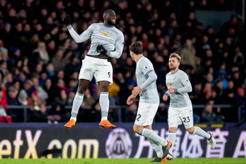 Hráči Manchesteru se radují z vítězství nad Crystal Palace.