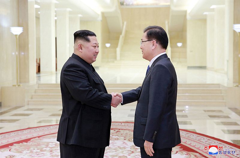 Severokorejský vůdce Kim Čong-un (vlevo) a jihorokejský představitel Čchong Ui-jong.