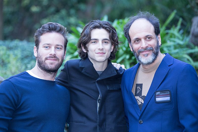 Zleva Herci: Armie Hammer a Timothée Chalamet a režisér Luca Guadagnino.