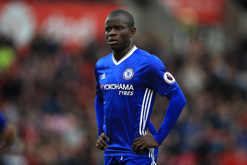 Francouzský záložník N'Golo Kanté zkolaboval před zraky svých spoluhráčů.
