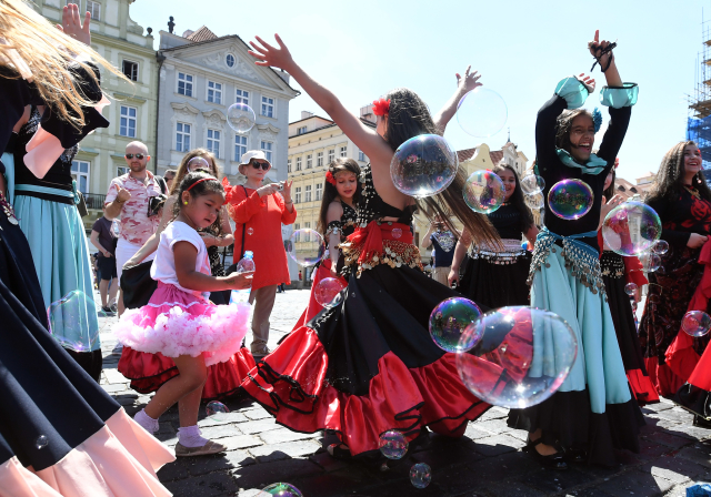 Průvod účinkujících festivalu romské kultury Khamoro. Průvod účinkujících festivalu romské kultury Khamoro.
