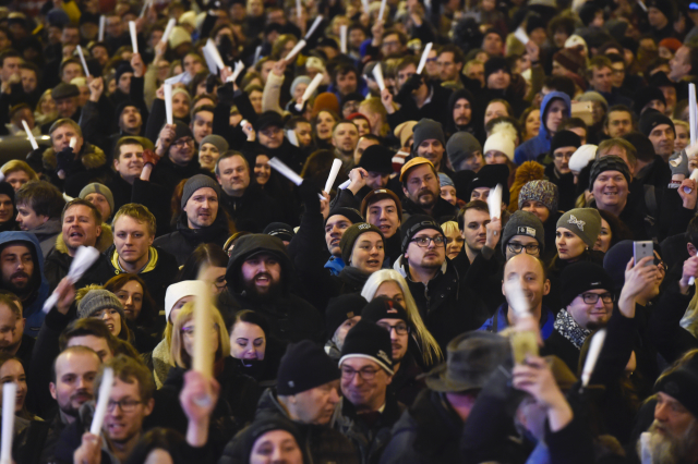 Pondělních protestů proti Ondráčkovi si všiml i The Guardian.