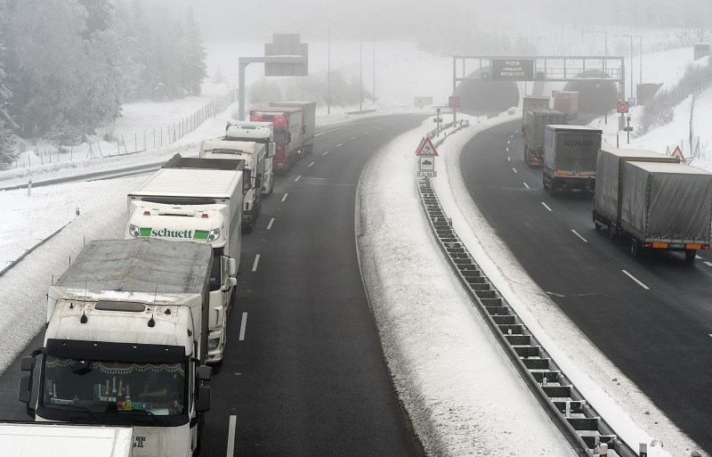 Řidiči na Moravě a východu Čech si budou muset v ráno dát pozor na namrzlé vozovky. Řidiči na Moravě a východu Čech si budou muset v ráno dát pozor na namrzlé vozovky.