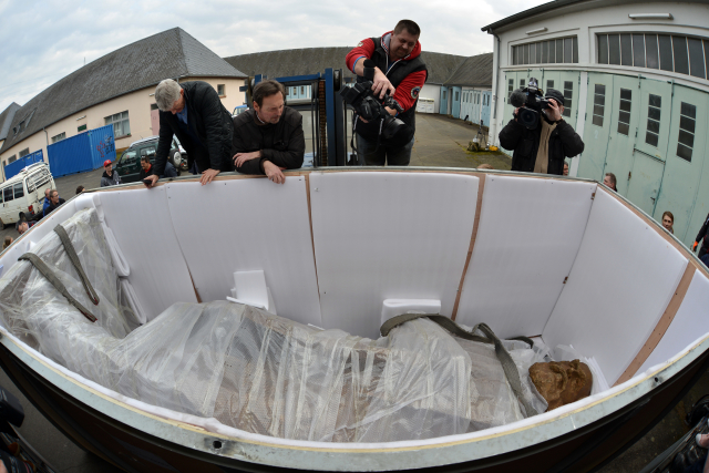 Fotografie z instalace sochy. Fotografie z instalace sochy.