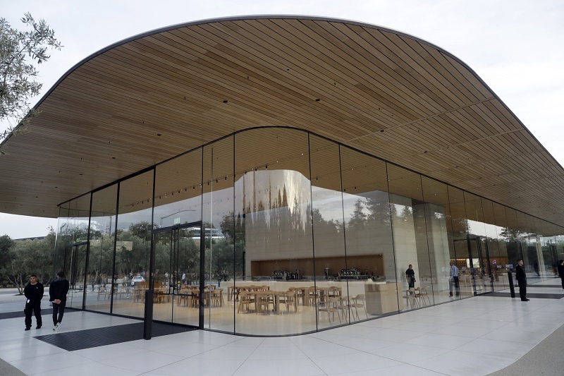 Skleněná budova společnosti Apple v Kalifornii. 