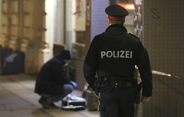 Policista na místě činu. Policista na místě činu.