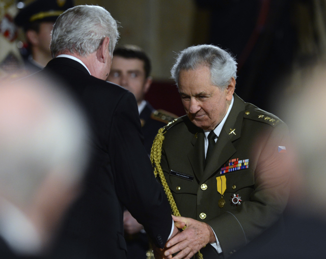 Paul Rausnitz při přebírání Medaile Za zásluhy. Paul Rausnitz při přebírání Medaile Za zásluhy.