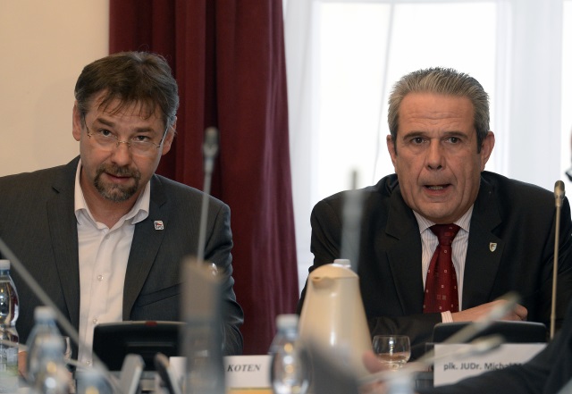 Před sněmovní bezpečnostní výbor předstoupil 8. března ke slyšení ředitel Generální inspekce bezpečnostních sborů (GIBS) Michal Murín (vpravo), jehož rezignaci údajně požadoval premiér Andrej Babiš. Vlevo na snímku je předseda bezpečnostního výboru Radek Koten (SPD).