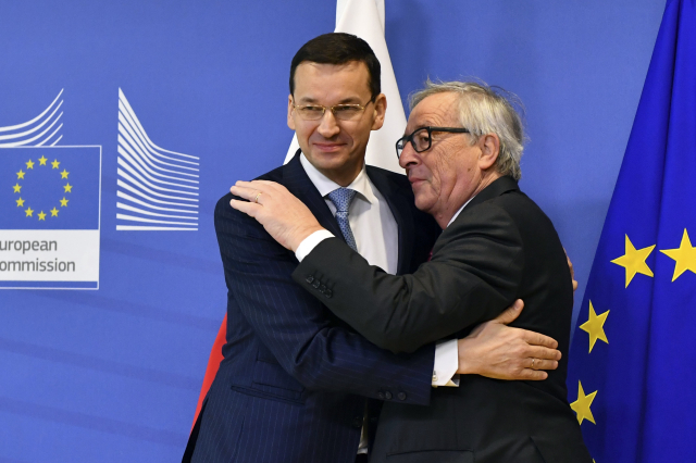 Jean-Claude Juncker (vlevo) a Ministr Mateusz Morawiecki.