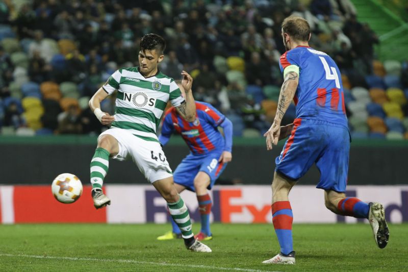 Útočník Sportingu Montero před vstřelením branky.