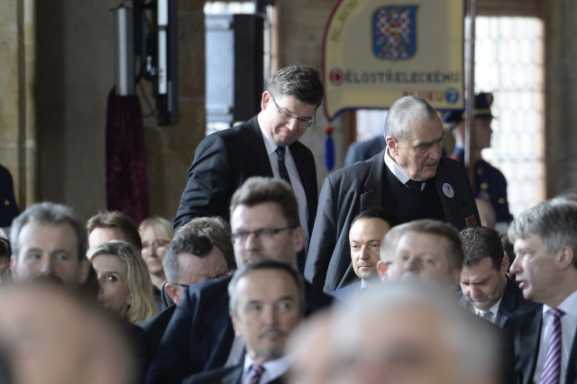 Zleva předseda TOP 09 Jiří Pospíšil a Karel Schwarzenberg při inauguračním projevu prezidenta republiky.