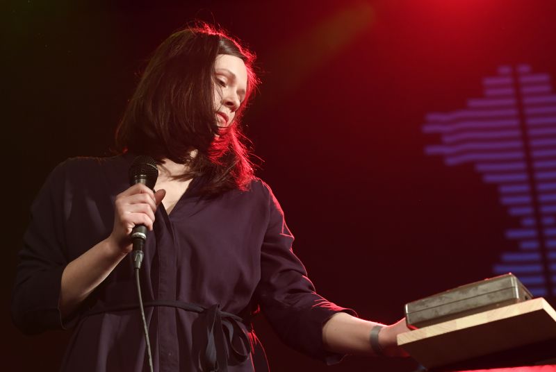 Veronika Buriánková z táborského dua Kalle, které vystoupilo v pražském Paláci Akropolis, kde převzalo cenu české hudební kritiky Apollo za album Saffron Hills.